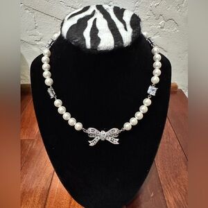 Elegant Pearl and Silver Bow Necklace